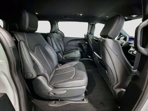 Used 2026 Chrysler Pacifica Select FWD image 25