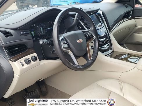 Used 2020 Cadillac Escalade Luxury AWD/4WD image 11