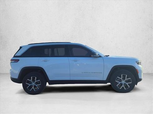 Used 2024 Jeep Grand Cherokee Limited AWD/4WD image 4