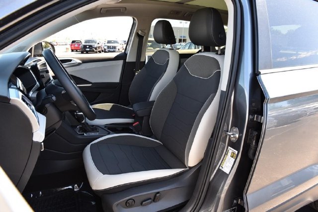 Used 2025 Volkswagen Taos SE w/ Panoramic Sunroof Package FWD image 18