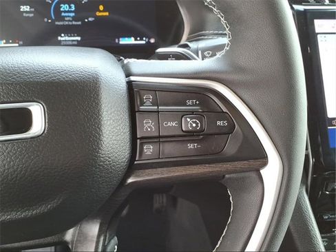 Used 2023 Jeep Grand Cherokee Limited image 18