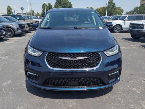 Used 2023 Chrysler Pacifica Touring-L AWD/4WD image 11