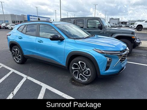 Used 2025 Chevrolet Trax RS w/ Sunroof Package FWD image 2