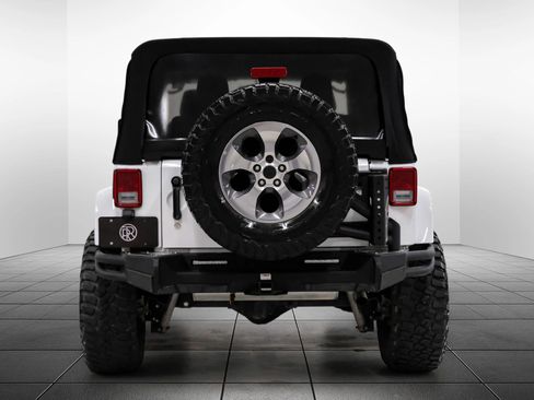 Used 2018 Jeep Wrangler Sahara w/ Connectivity Group AWD/4WD image 9