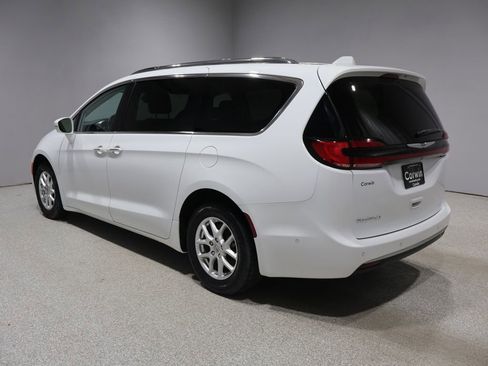 Used 2021 Chrysler Pacifica Touring-L w/ Uconnect Theater Family Group FWD image 5