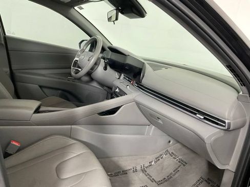 Used 2025 Hyundai Elantra SEL FWD image 15