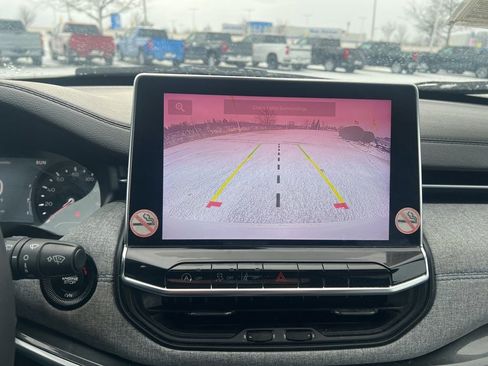 Used 2024 Jeep Compass Latitude image 19