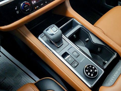 Used 2025 Nissan Pathfinder Platinum image 17