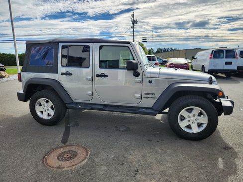 Used 2018 Jeep Wrangler Unlimited Sport S image 17
