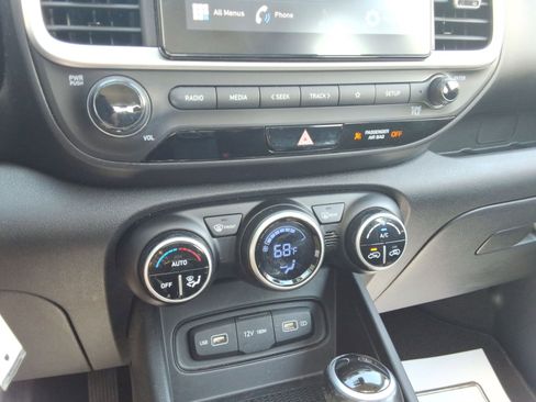 Used 2022 Hyundai Venue SEL FWD image 17