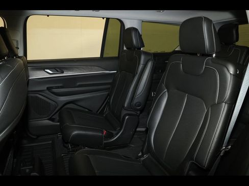 Used 2023 Jeep Grand Cherokee L Limited w/ Luxury Tech Group II AWD/4WD image 32