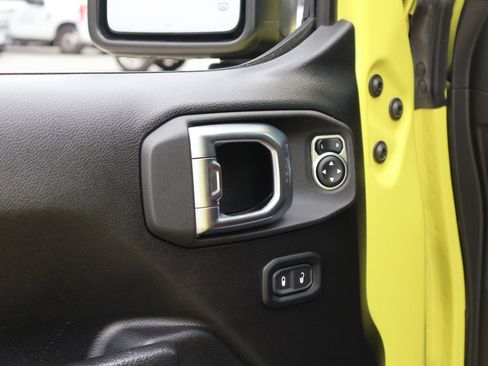 Used 2022 Jeep Wrangler Unlimited Rubicon w/ Cold Weather Group AWD/4WD image 22