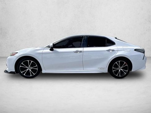Used 2018 Toyota Camry SE image 4