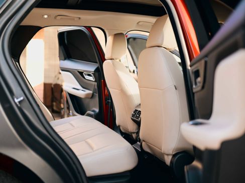 Used 2018 Jaguar F-PACE Premium image 15