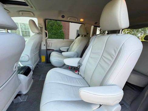 Used 2012 Toyota Sienna XLE FWD image 13