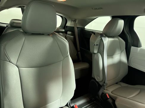 Used 2025 Toyota Sienna XLE image 33