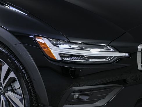 Certified 2025 Volvo V60 B5 Cross Country Plus image 38