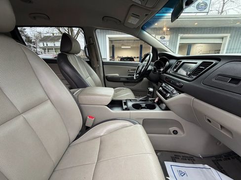 Used 2017 Kia Sedona LX w/ LX Essentials Premium Package FWD image 21
