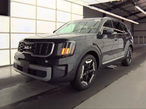 Used 2025 Kia Telluride S FWD image 2