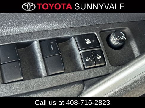 Used 2022 Toyota Corolla Cross XLE FWD image 17