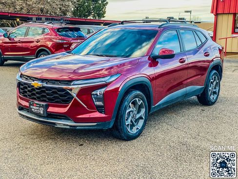 Used 2025 Chevrolet Trax LT w/ LT Convenience Package image 4