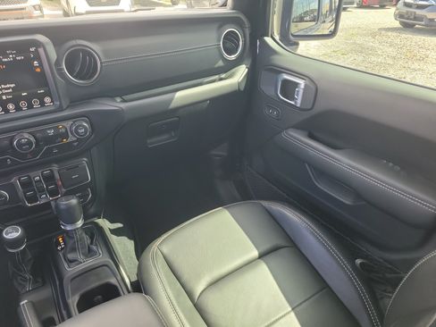 Used 2022 Jeep Wrangler Unlimited Sahara AWD/4WD image 17
