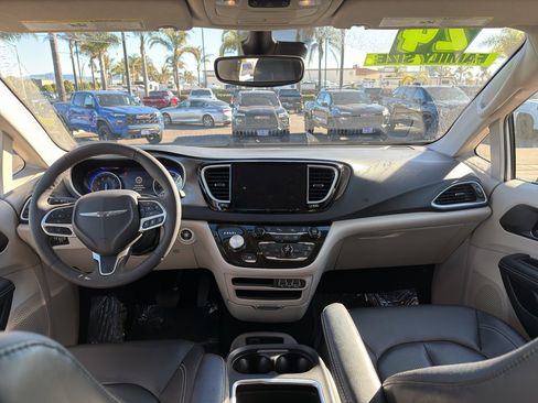Used 2024 Chrysler Pacifica Touring-L image 10