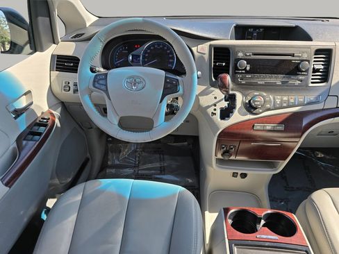 Used 2012 Toyota Sienna XLE FWD image 3