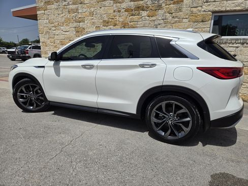 Used 2019 INFINITI QX50 Essential w/ Sensory Package AWD/4WD image 3