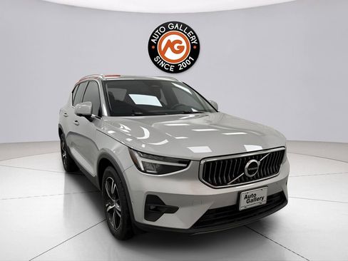 Used 2023 Volvo XC40 B5 Plus AWD/4WD image 1