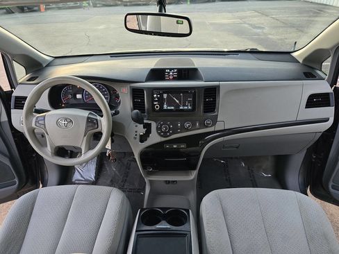Used 2012 Toyota Sienna LE image 27