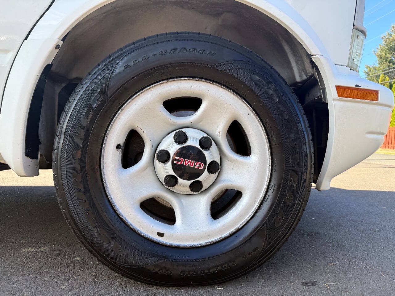 Used 2004 GMC Safari Passenger RWD image 28