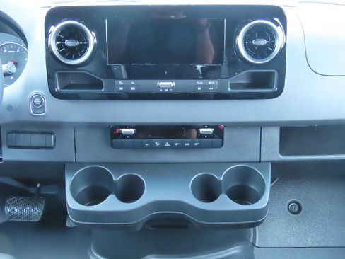 Used 2024 Mercedes-Benz Sprinter 2500 image 15