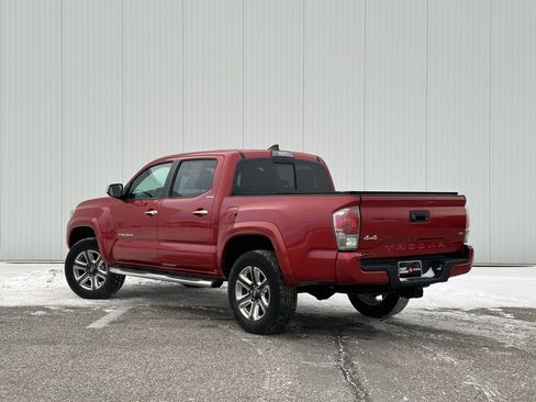 Used 2019 Toyota Tacoma Limited image 3