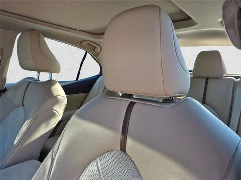 Used 2018 Toyota Camry XLE FWD image 4