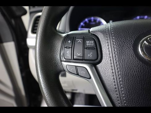 Used 2019 Toyota Highlander LE AWD/4WD image 18