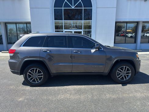 Used 2019 Jeep Grand Cherokee Laredo w/ Laredo X Package AWD/4WD image 2