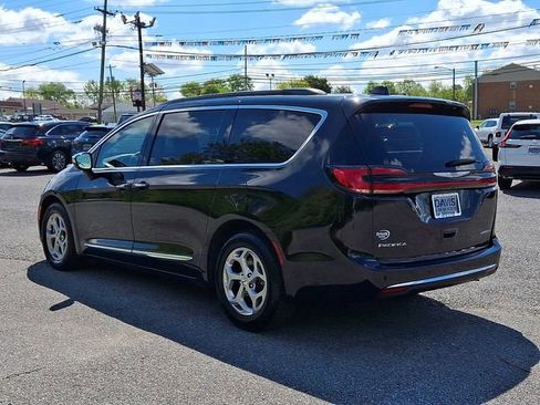Used 2023 Chrysler Pacifica Limited FWD image 4