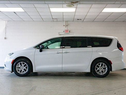 Certified 2024 Chrysler Pacifica Touring-L FWD image 5