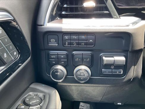 Certified 2025 Chevrolet Suburban Z71 w/ Comfort Package AWD/4WD image 33