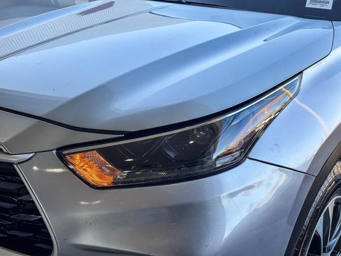 Used 2024 Toyota Highlander XLE FWD image 9