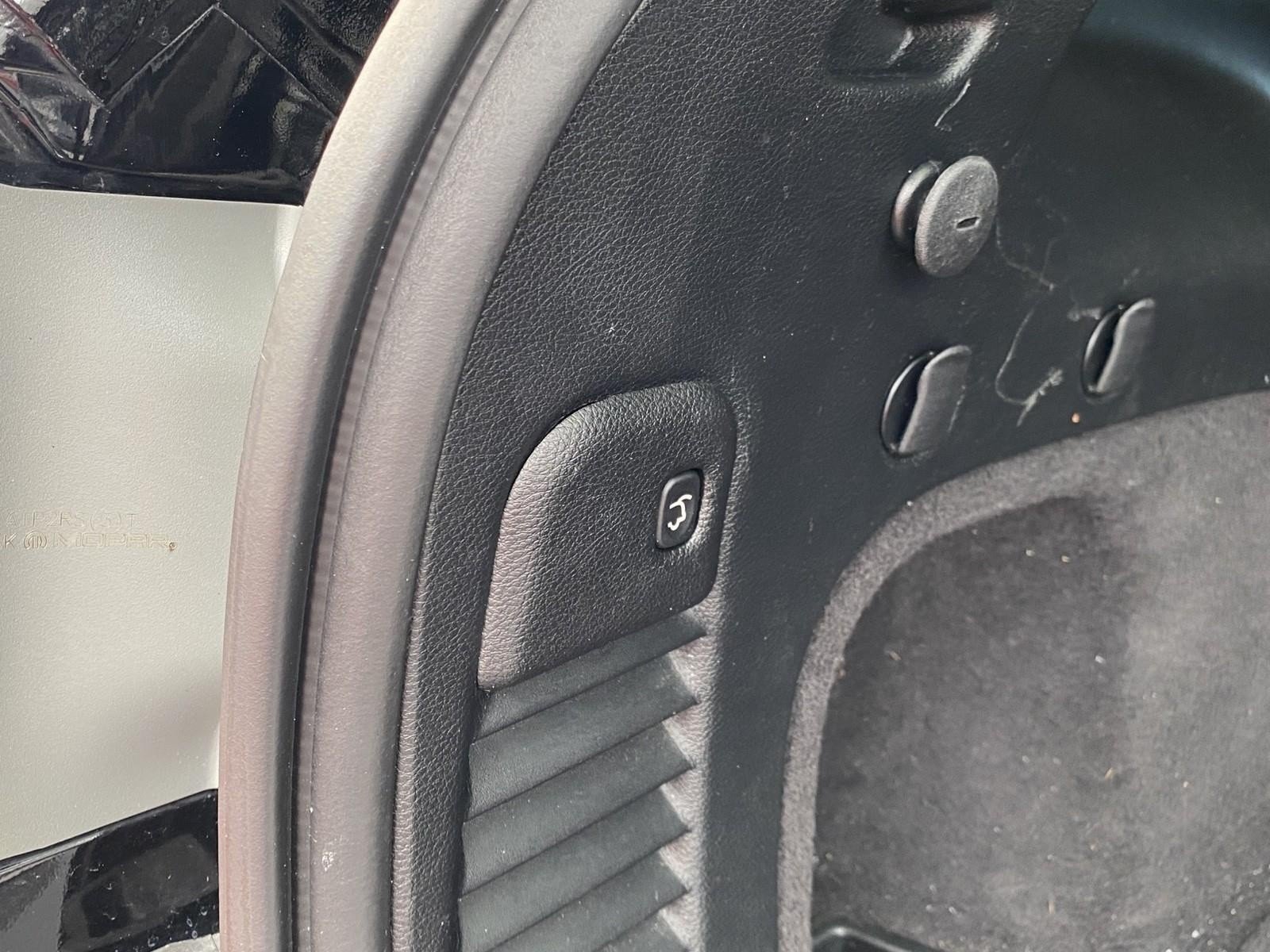 Used 2019 Jeep Grand Cherokee Overland AWD/4WD image 15