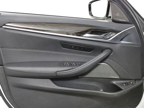 Used 2023 BMW 530e w/ M Sport Package image 35