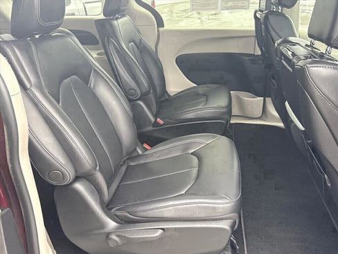 Used 2023 Chrysler Pacifica Touring-L w/ Uconnect Theater Family Group image 26