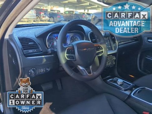 Used 2023 Chrysler 300 Touring w/ Sport Appearance Package image 4