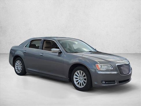 Used 2011 Chrysler 300 Limited image 3