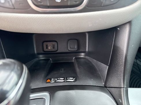 Used 2018 Chevrolet Equinox Premier FWD image 16