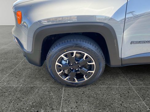 Used 2023 Jeep Renegade Latitude AWD/4WD image 14