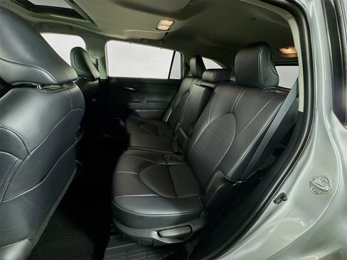 Used 2022 Toyota Highlander XLE image 18