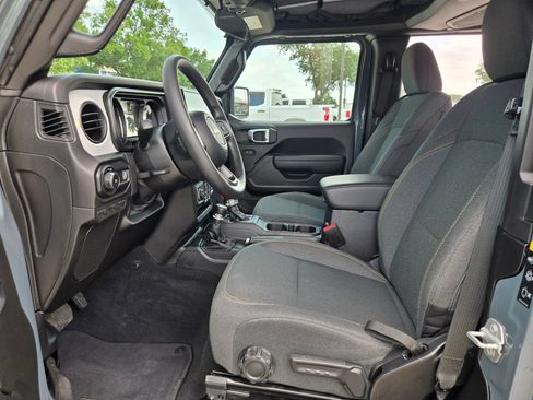 Used 2025 Jeep Wrangler Sport AWD/4WD image 9